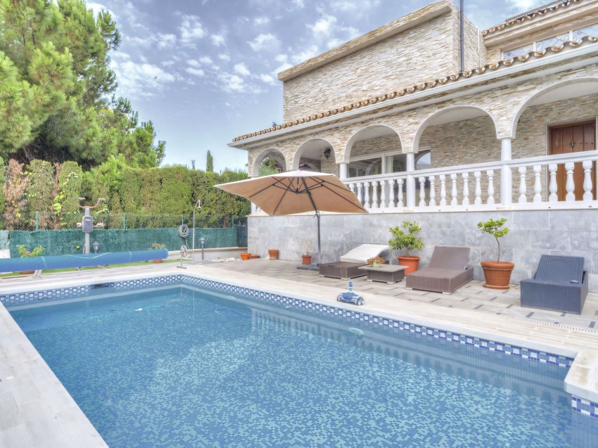 Traditional 4-bedroom villa near the beach in Carib Playa, Marbella